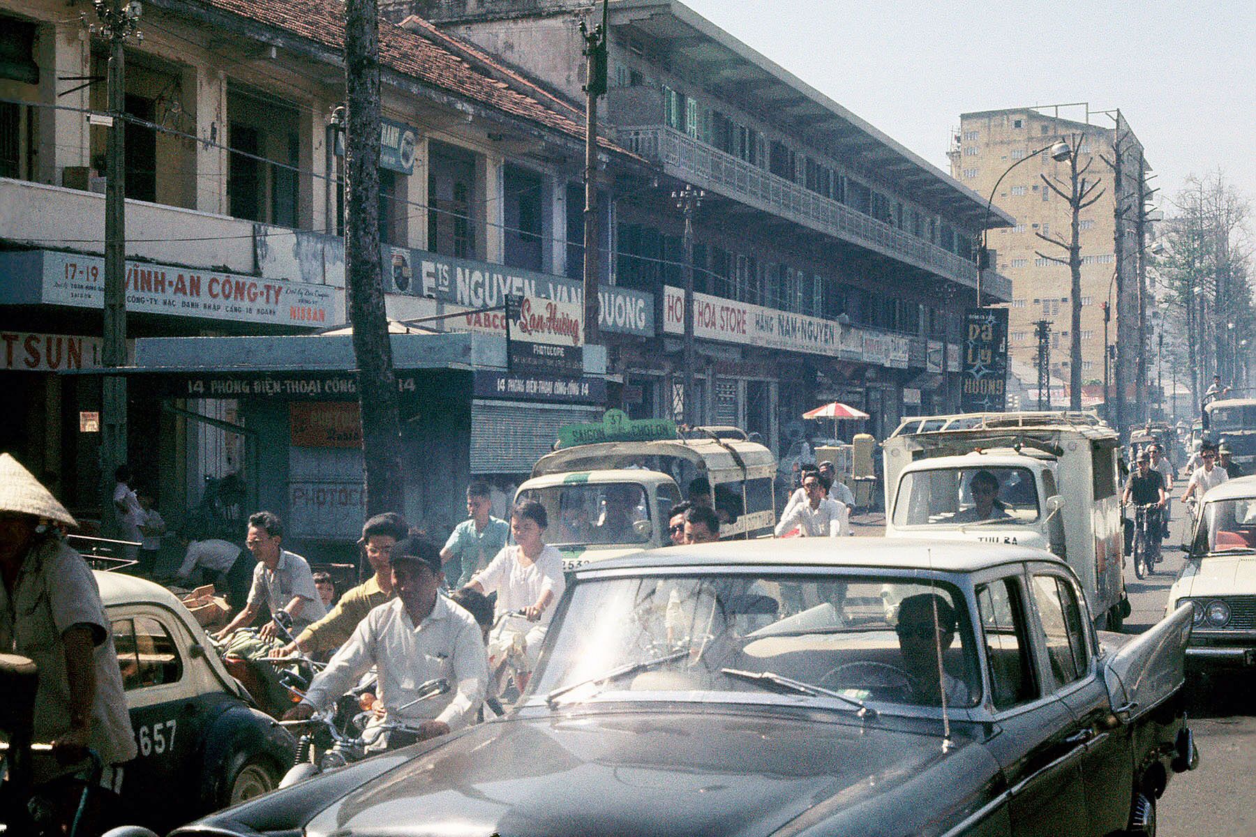 Khung cảnh đường phố Sài Gòn cuối thập niên 60 đầu thập niên 70