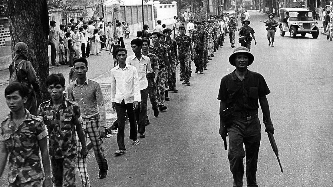 Sài Gòn ngày 30/4/1975: diễn biến những giờ cuối cùng của chính quyền VNCH 8 Người dân và binh sĩ trên đường phố Sài Gòn ngày 30 tháng 4 năm 1975