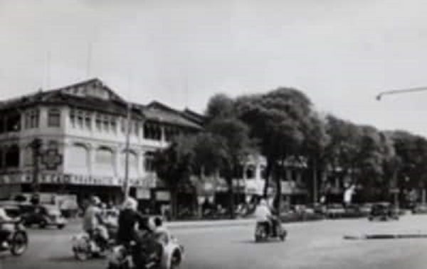 Những bức ảnh đường phố Sài Gòn xưa trước năm 1975 kể gì về một đô thị đã mất 2 Góc đường Lê Lợi – Phan Bội Châu Sài Gòn xưa