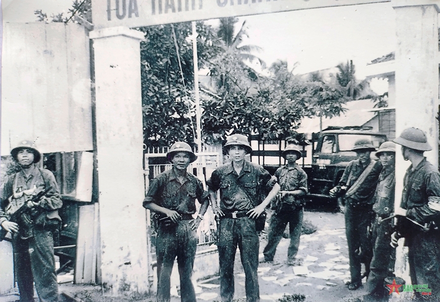 Sài Gòn ngày 30/4/1975: diễn biến những giờ cuối cùng của chính quyền VNCH 7 Bộ đội tiếp quản trung tâm Sài Gòn năm 1975