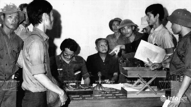 Sài Gòn ngày 30/4/1975: diễn biến những giờ cuối cùng của chính quyền VNCH 4 Dương Văn Minh đọc tuyên bố đầu hàng