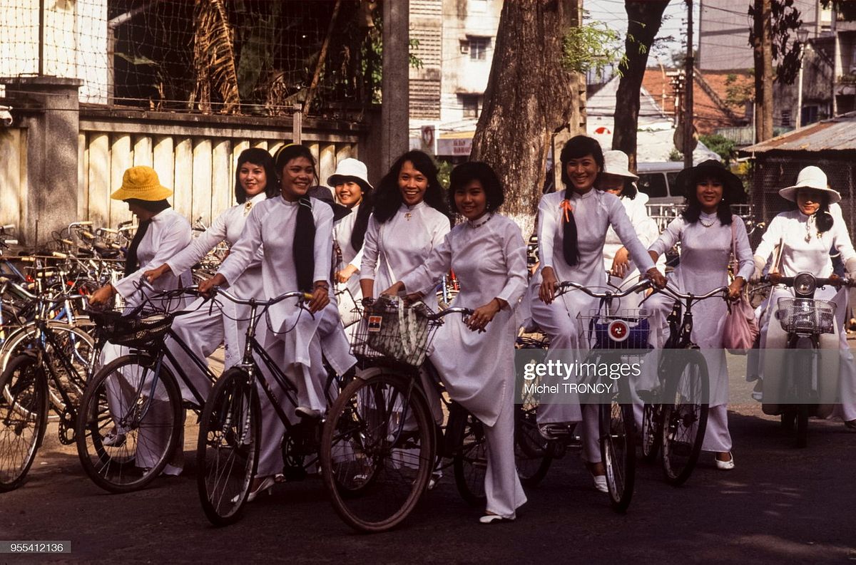 Dương Văn Minh sau 1975: người đọc tuyên bố đầu hàng và khoảng lặng cuối đời 14 Một góc đời sống Việt Nam trong thập niên 1990