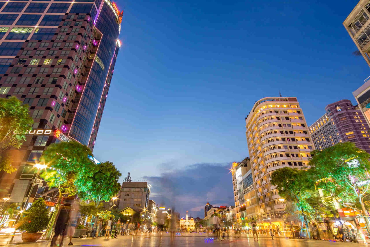 Thương xá Tax bây giờ là gì: biểu tượng Nguyễn Huệ và khoảng trống đô thị 9 Người đi bộ trên trục Nguyễn Huệ trung tâm