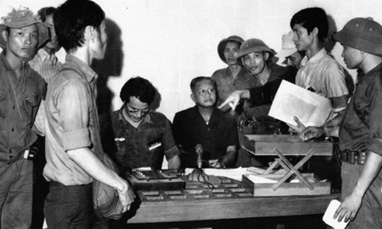 Dương Văn Minh sau 1975: người đọc tuyên bố đầu hàng và khoảng lặng cuối đời 6 Dương Văn Minh trong phòng họp ngày 30 tháng 4 năm 1975