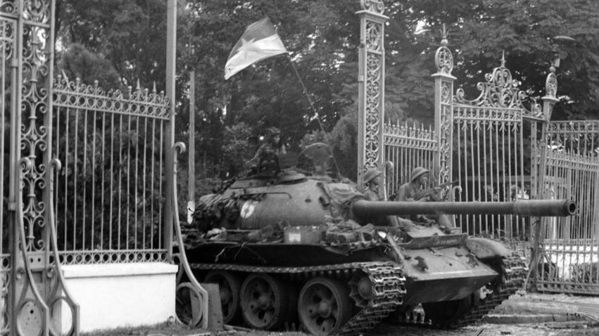 Dương Văn Minh sau 1975: người đọc tuyên bố đầu hàng và khoảng lặng cuối đời 20 Xe tăng húc cổng Dinh Độc Lập ngày 30 tháng 4 năm 1975