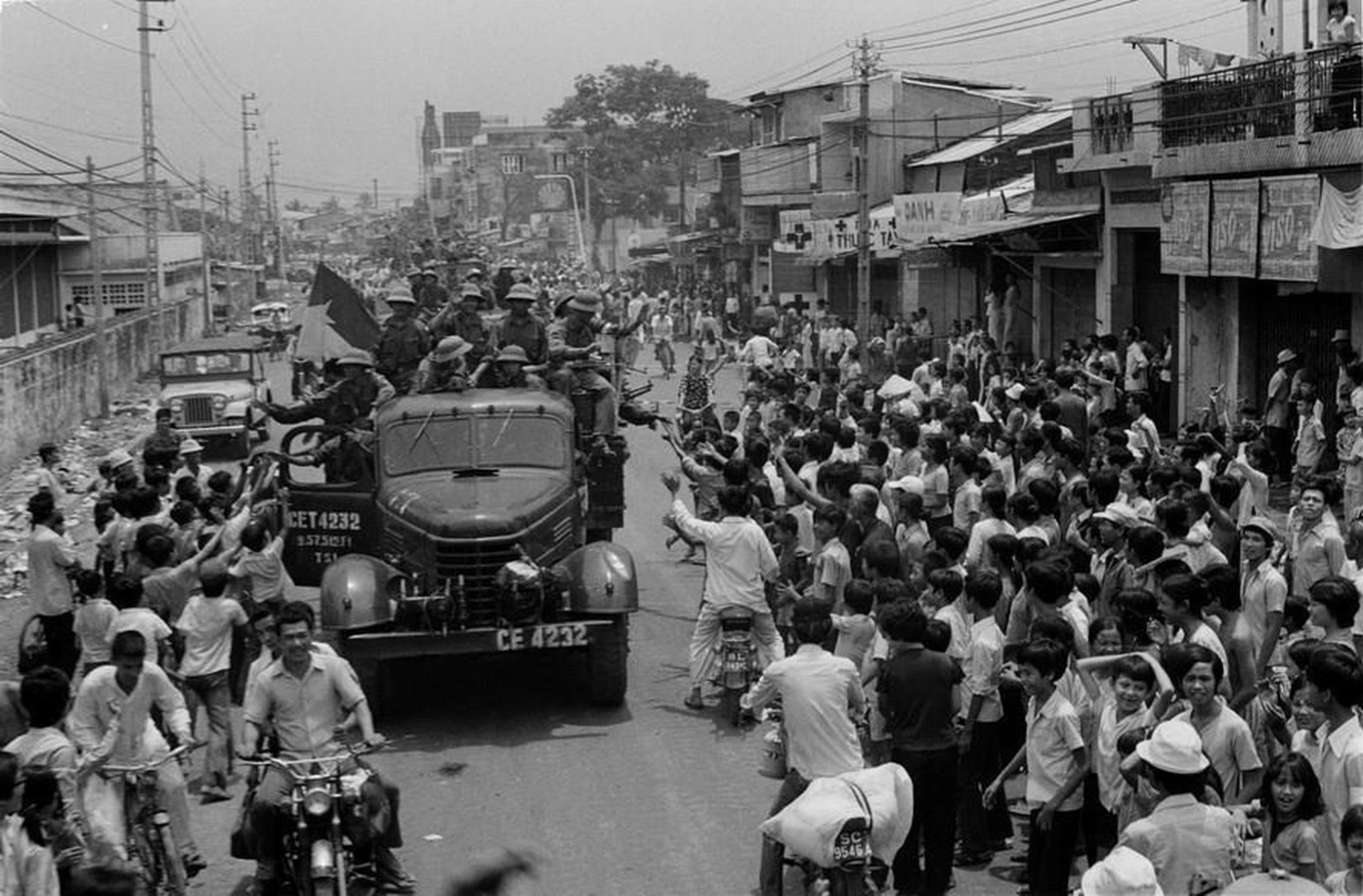 Dương Văn Minh sau 1975: người đọc tuyên bố đầu hàng và khoảng lặng cuối đời 2 Đường phố Sài Gòn trong những ngày cuối tháng tư 1975