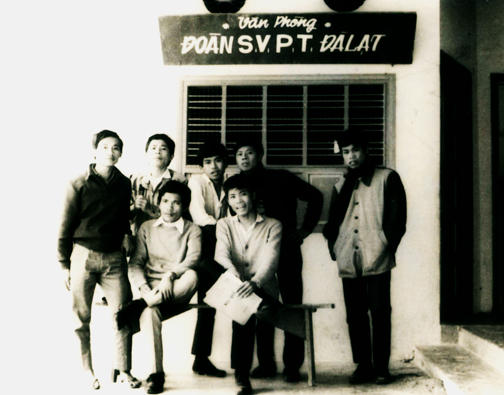 Thẻ căn cước trước 1975: Sài Gòn quản lý cư trú giữa chiến tranh ra sao? 10 Thanh niên sinh viên trong đô thị miền Nam thời chiến