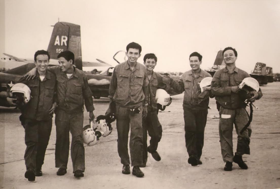Tân Sơn Nhất trước 1975: cửa ngõ Sài Gòn giữa đường bay và chiến sự 13 Máy bay quân sự tại Tân Sơn Nhất năm 1975