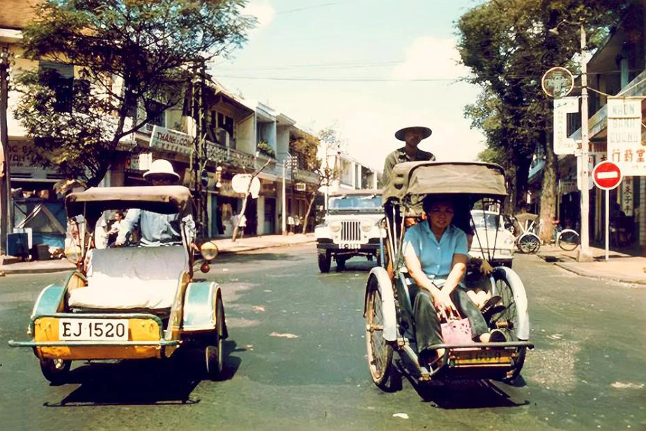 Từ tiếng rao tinh mơ đến chuyến xe cuối: một ngày mưu sinh ở Sài Gòn xưa 13 Xích lô chở khách giữa phố cũ