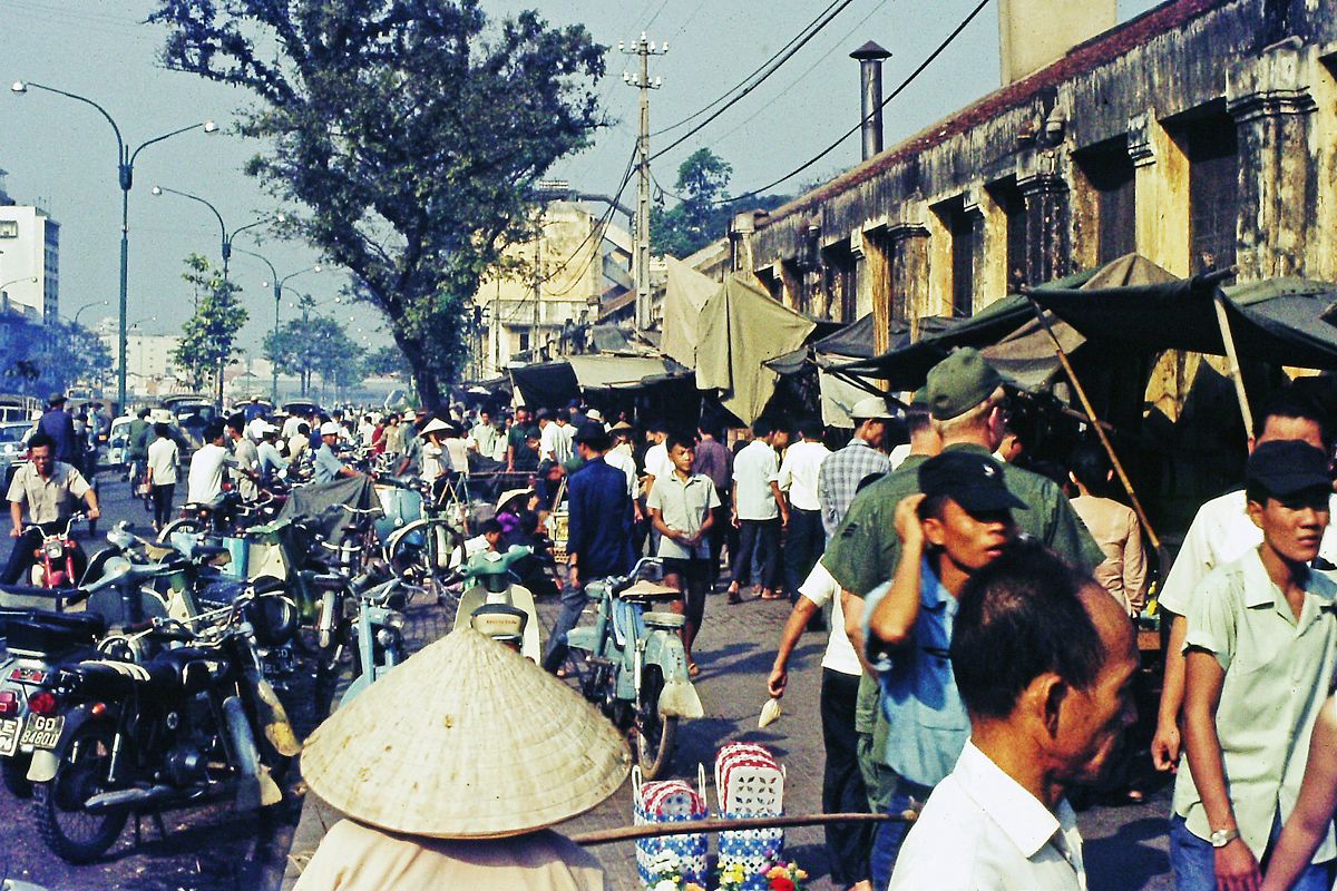 Sài Gòn xưa cúp điện: đèn dầu và nhịp sống chung của con hẻm 15 Hàng rong và người dân trên phố Sài Gòn xưa