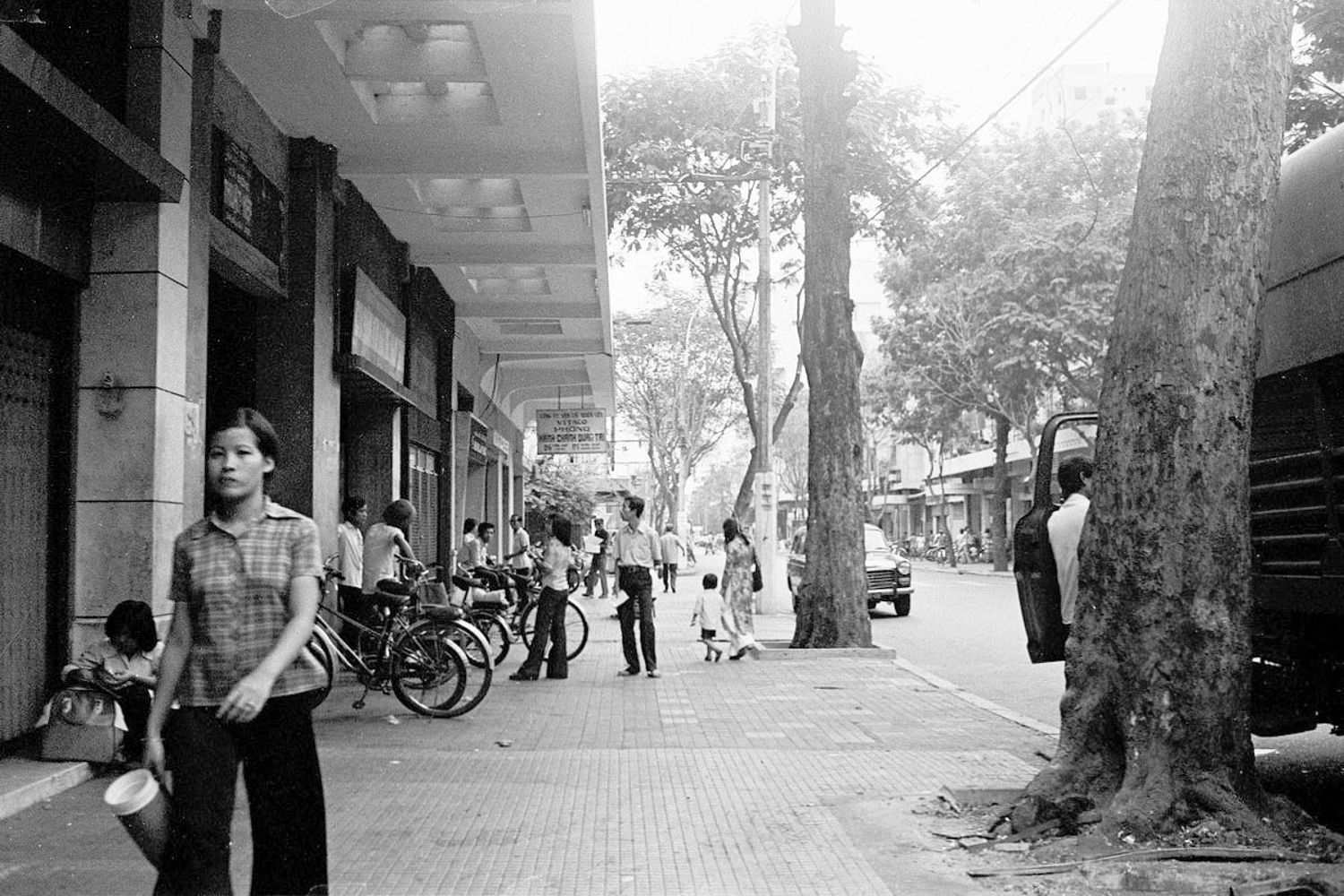 Sài Gòn xưa cúp điện: đèn dầu và nhịp sống chung của con hẻm 16 Đường phố Sài Gòn trong bối cảnh thời chiến