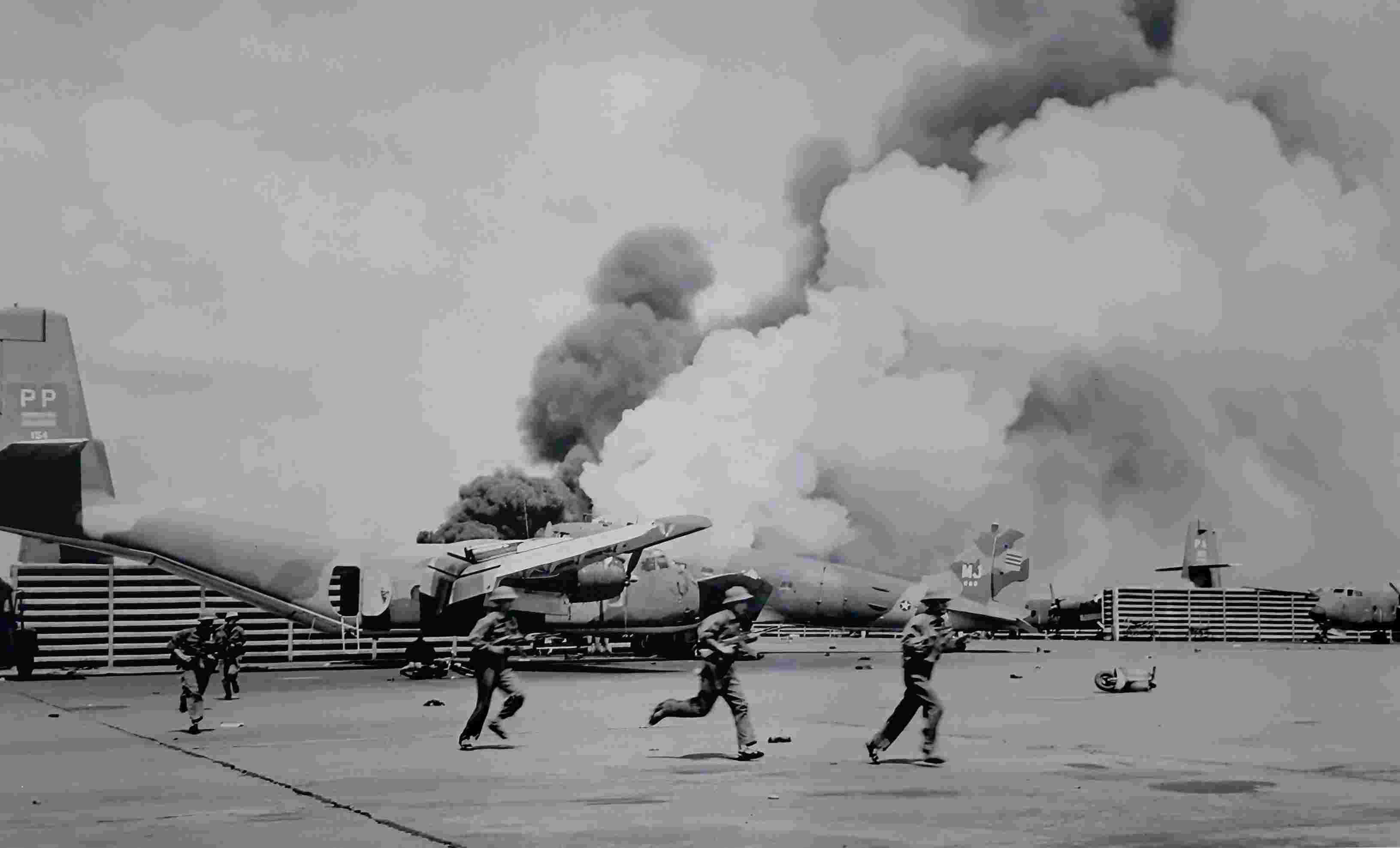 Tân Sơn Nhất trước 1975: cửa ngõ Sài Gòn giữa đường bay và chiến sự 10 Hành khách tại Tân Sơn Nhất cuối tháng 4 năm 1975