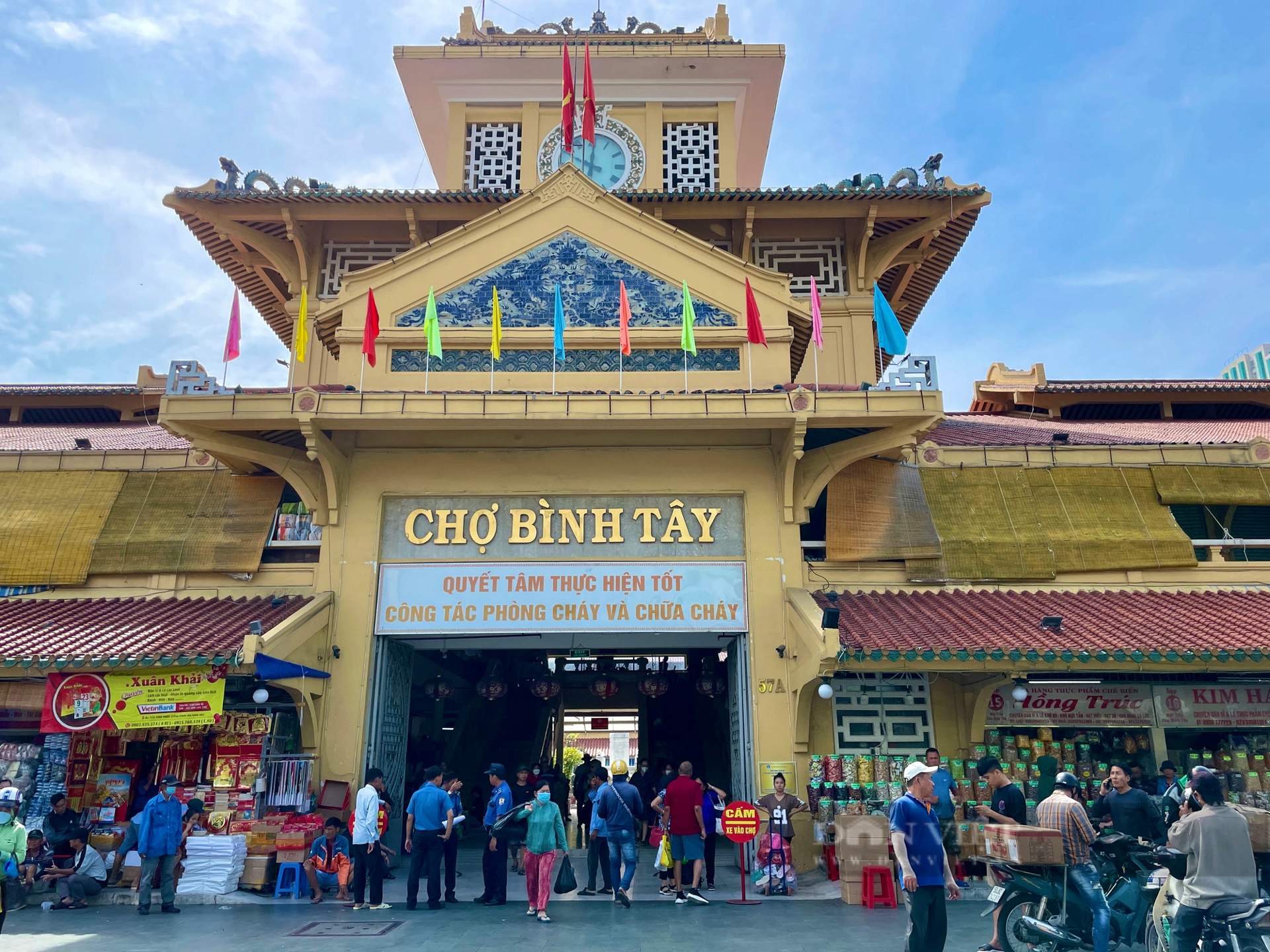 Từ tiếng rao tinh mơ đến chuyến xe cuối: một ngày mưu sinh ở Sài Gòn xưa 9 Không gian chợ Bình Tây Chợ Lớn
