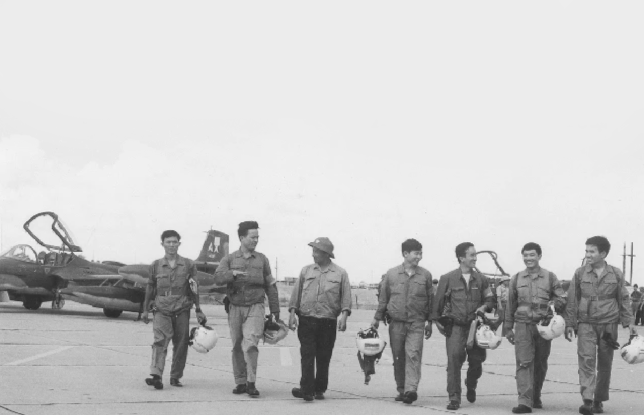 Tân Sơn Nhất trước 1975: cửa ngõ Sài Gòn giữa đường bay và chiến sự 18 Máy bay trong chiến sự quanh Tân Sơn Nhất 1975
