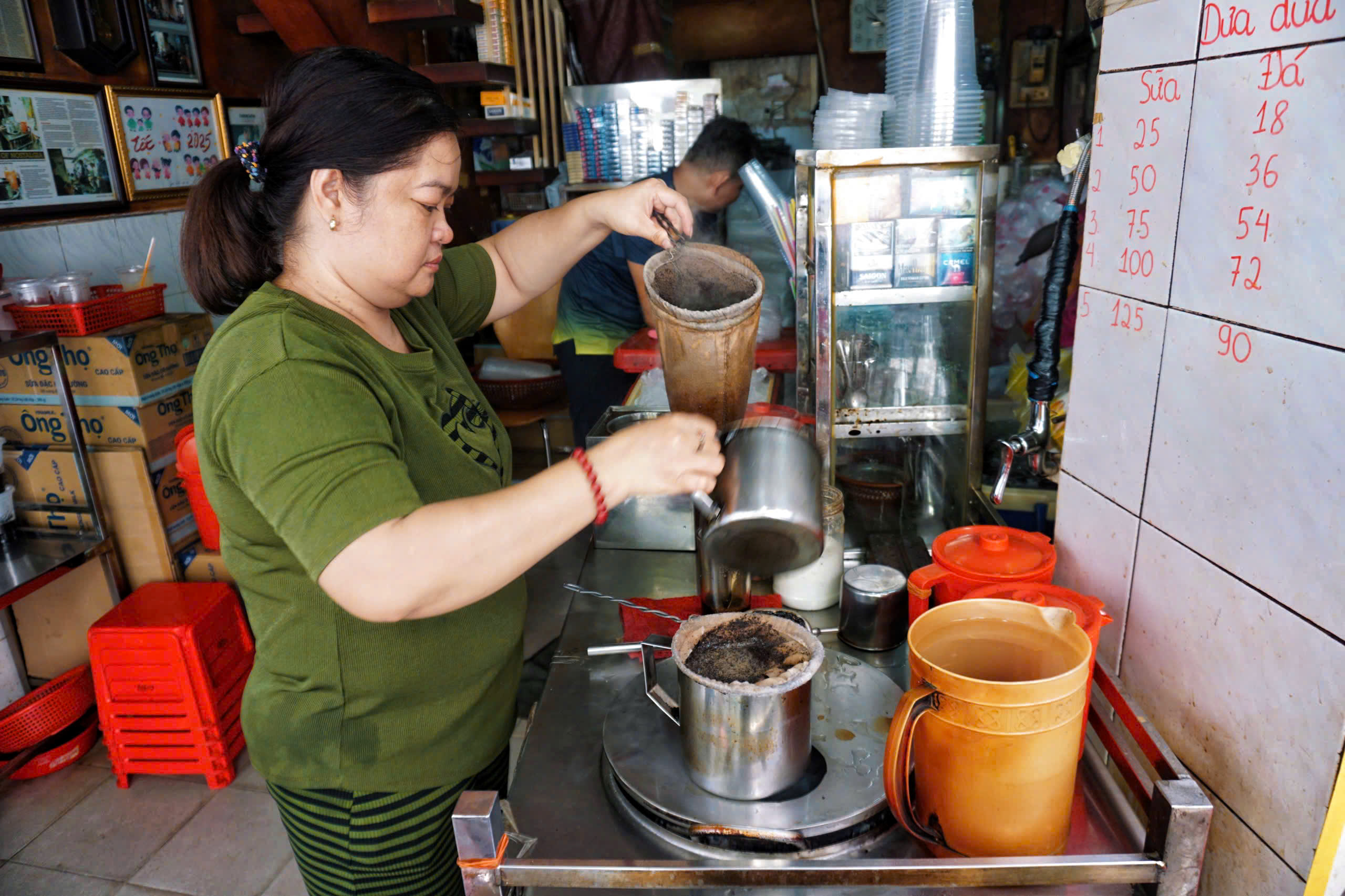 Từ tiếng rao tinh mơ đến chuyến xe cuối: một ngày mưu sinh ở Sài Gòn xưa 5 Không gian cà phê bình dân ở Sài Gòn