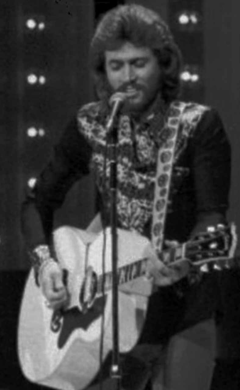 Top 10 bài hát disco thập niên 70 làm nên kỷ nguyên sàn nhảy 3 Barry Gibb biểu diễn đầu thập niên 70 trước thời kỳ Saturday Night Fever