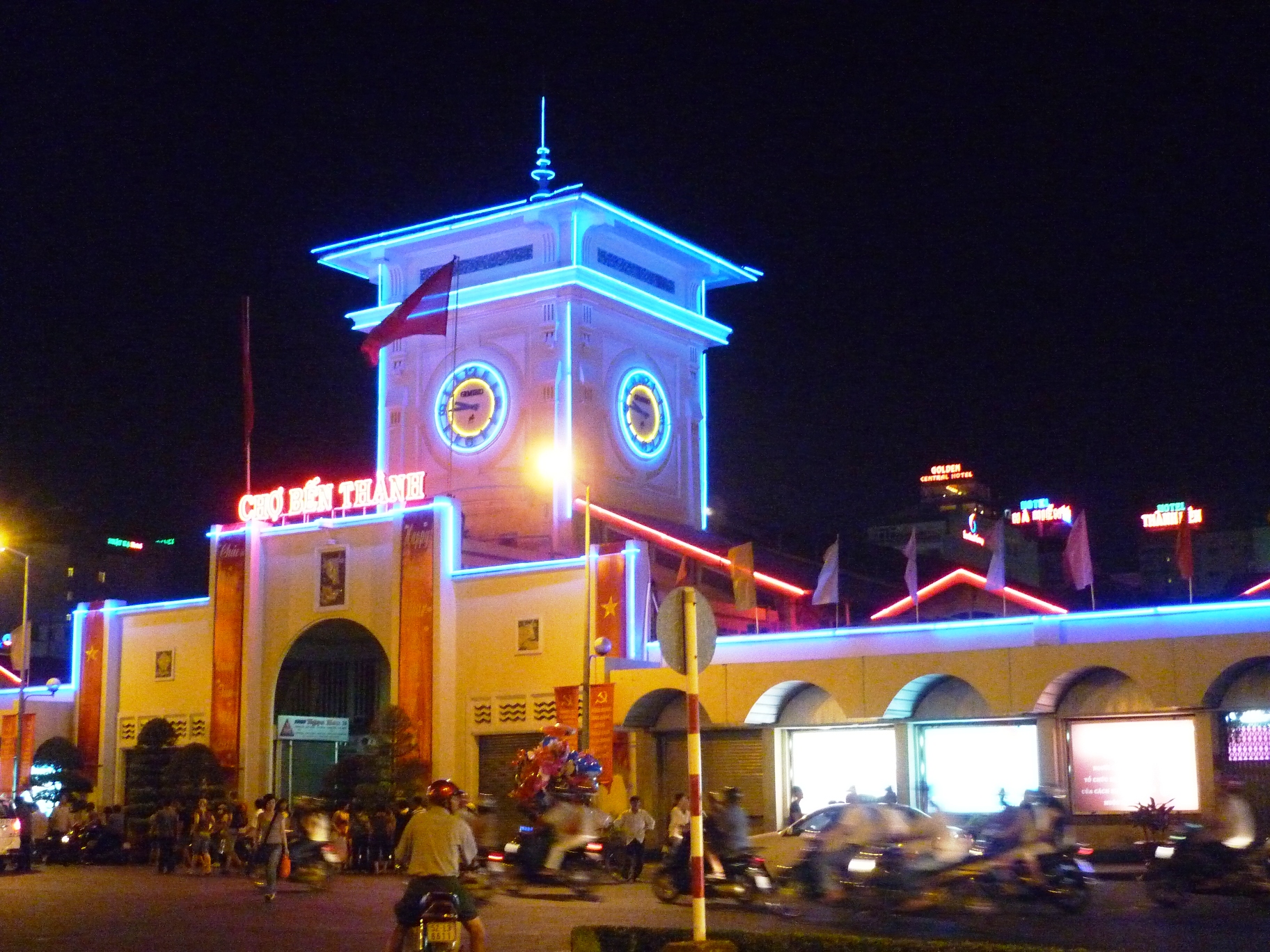 Những biểu tượng Sài Gòn xưa vẫn còn được nhớ đến hôm nay 2 Tháp đồng hồ chợ Bến Thành sáng đèn về đêm