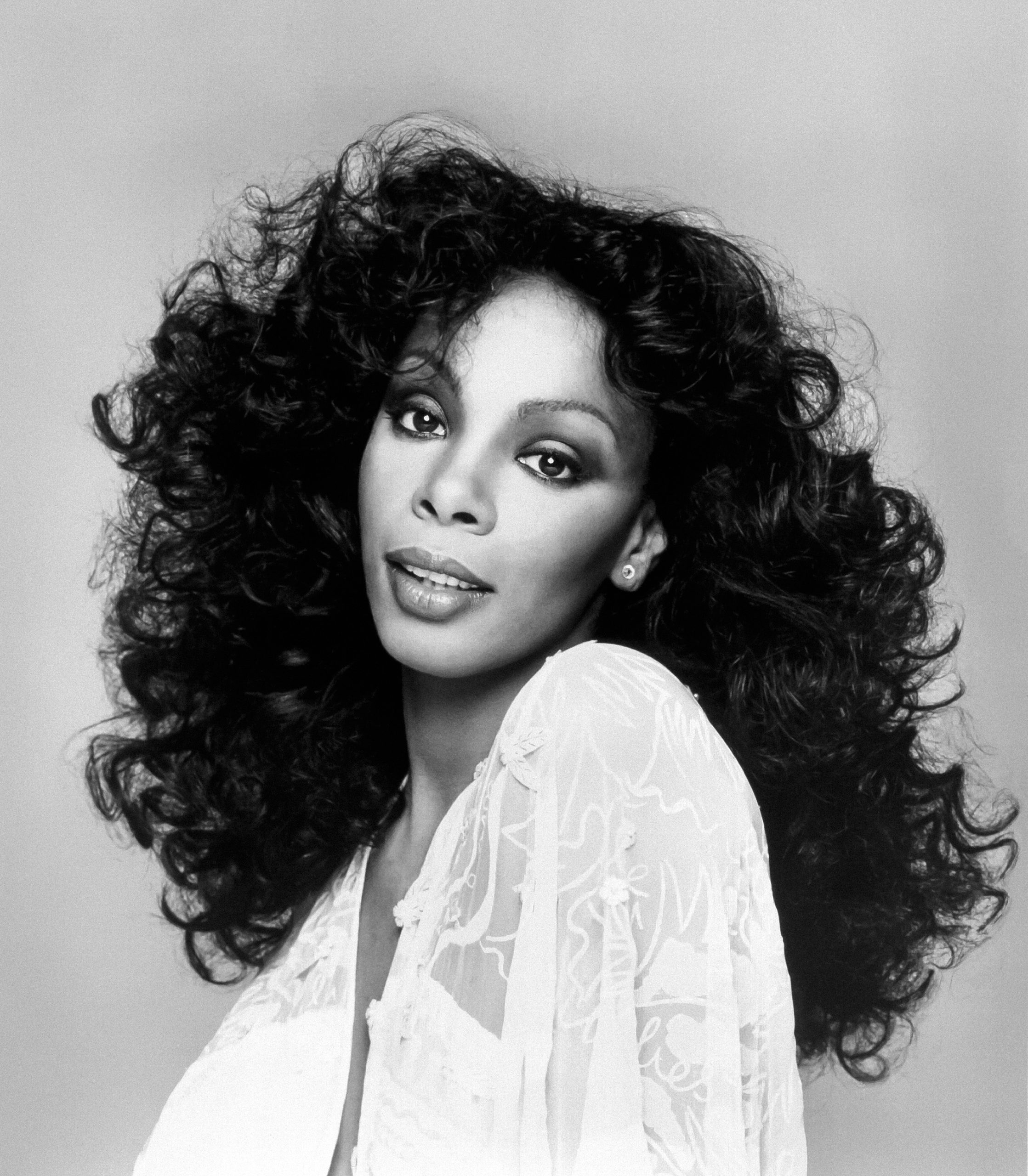 Top 10 bài hát disco thập niên 70 làm nên kỷ nguyên sàn nhảy 5 Donna Summer trong ảnh quảng bá năm 1977
