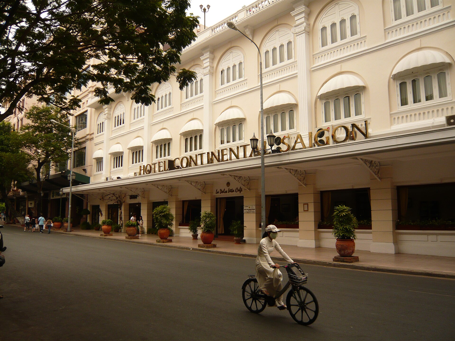 Những biểu tượng Sài Gòn xưa vẫn còn được nhớ đến hôm nay 8 Khách sạn Continental Saigon trên đường Đồng Khởi