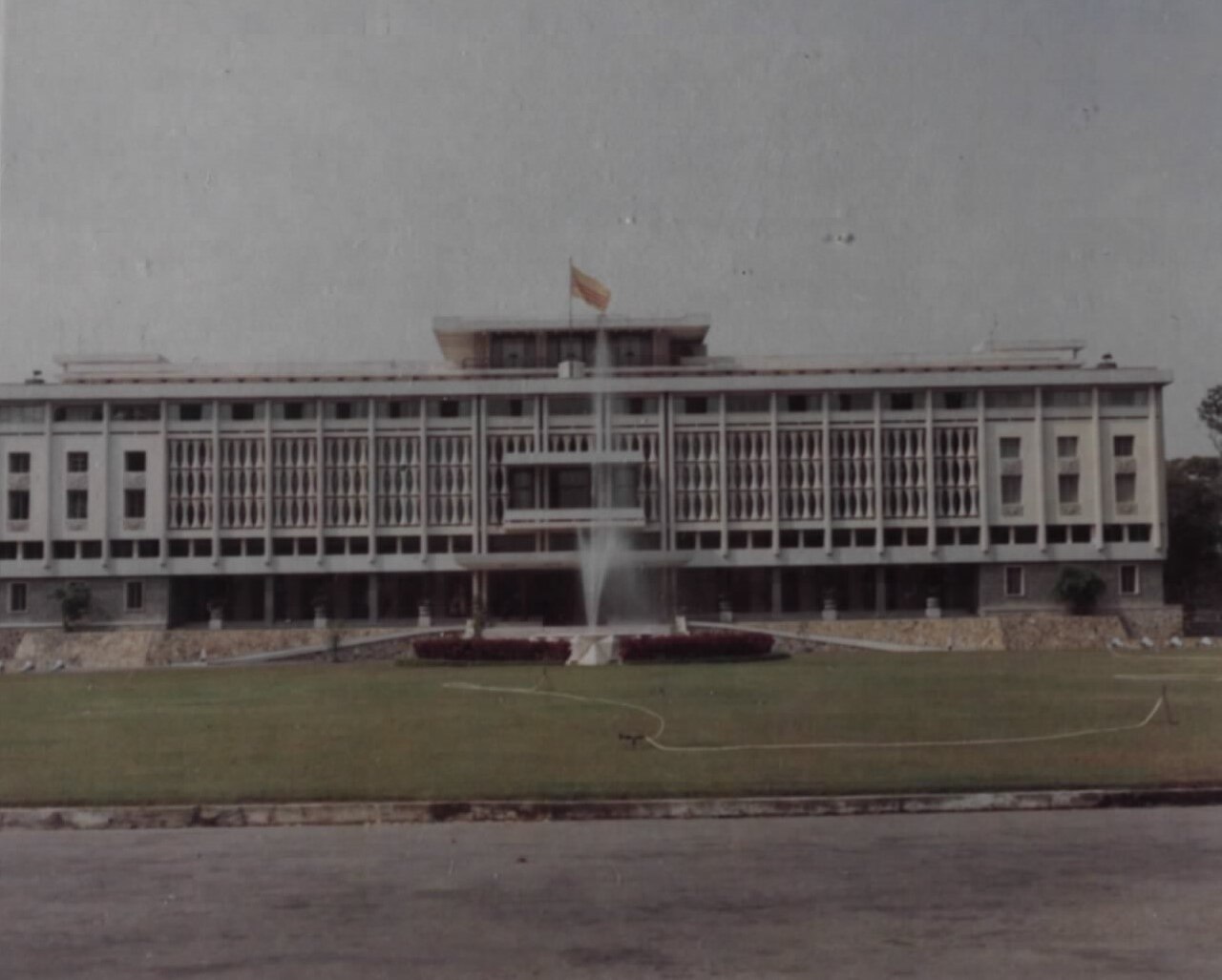 Những biểu tượng Sài Gòn xưa vẫn còn được nhớ đến hôm nay 5 Dinh Độc Lập Sài Gòn trong ảnh chụp tháng 3 năm 1969