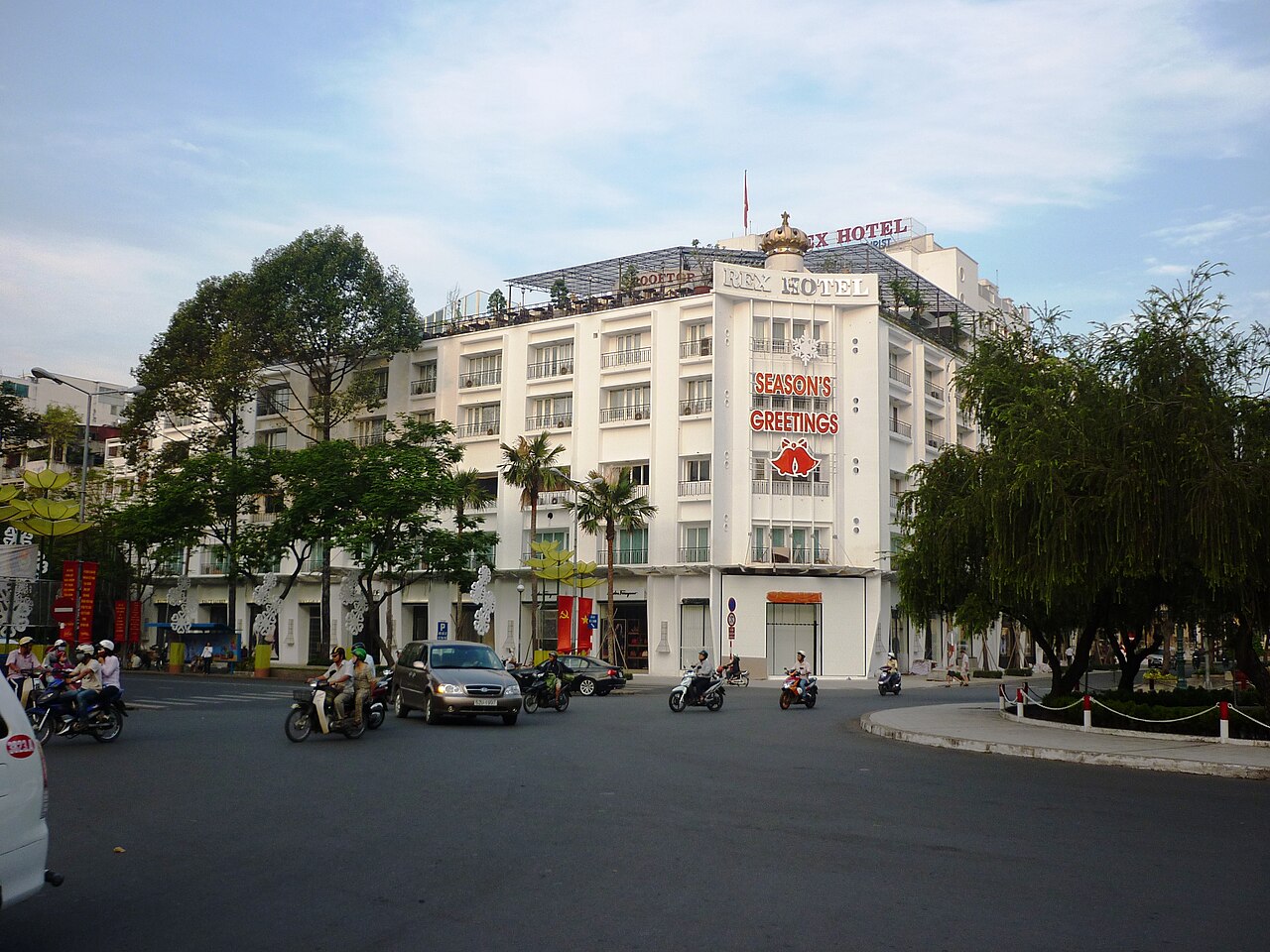 Những biểu tượng Sài Gòn xưa vẫn còn được nhớ đến hôm nay 9 Khách sạn Rex ở trung tâm Sài Gòn