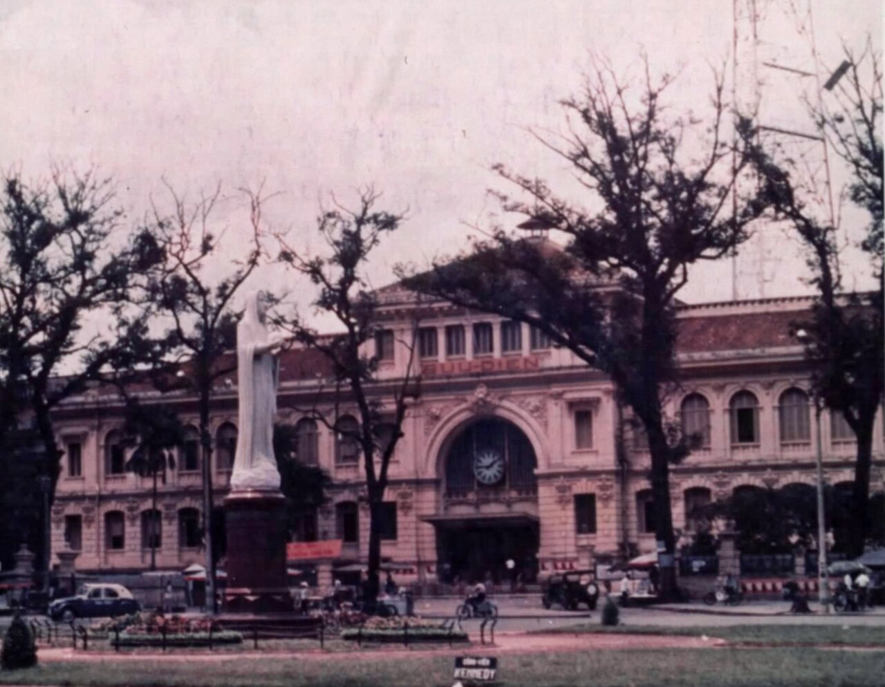 Những biểu tượng Sài Gòn xưa vẫn còn được nhớ đến hôm nay 4 Bưu điện Trung tâm Sài Gòn trong ảnh chụp tháng 7 năm 1970