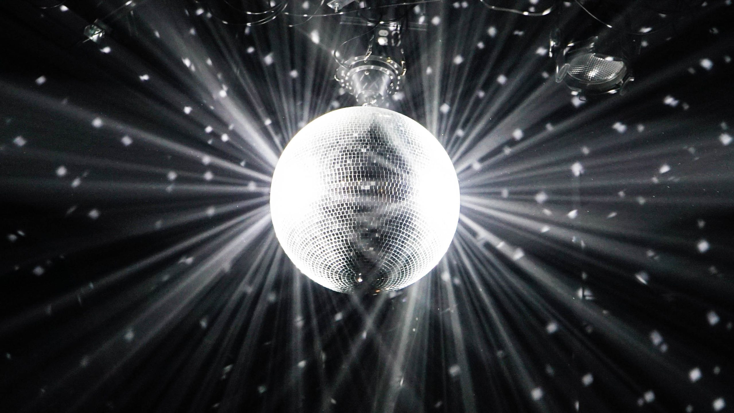Top 10 bài hát disco thập niên 70 làm nên kỷ nguyên sàn nhảy 4 Quả cầu disco phản chiếu ánh sáng trên sàn nhảy
