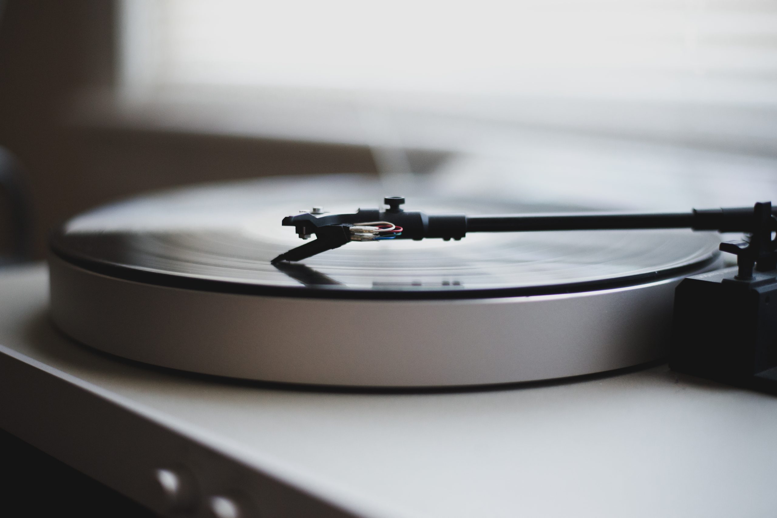 Top 10 bài hát disco thập niên 70 làm nên kỷ nguyên sàn nhảy 2 Mâm đĩa than gợi nhớ thời kỳ nhạc disco thập niên 70