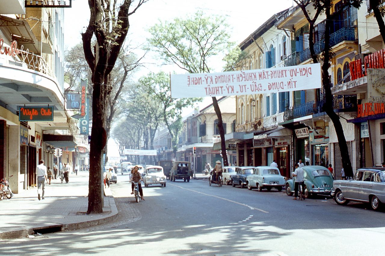 Những bài hát 2/9 vang lên ở Sài Gòn: nghe lại một thời đổi mùa 2 Đường Tự Do Sài Gòn xưa với xe cộ, bảng hiệu và hàng cây